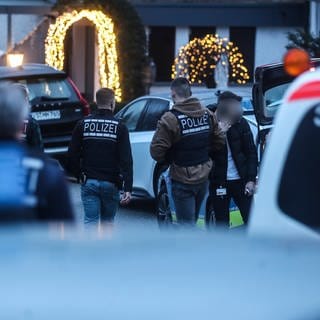 Einsatzkräfte der Polizei sind am Tatort im Einsatz. In einem Einfamilienhaus in Villingen-Schwenningen in Baden-Württemberg sind Mutter, Vater und ihr 32-jähriger Sohn am Freitag tot aufgefunden worden.