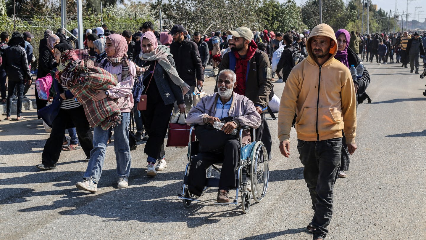 Kämpfe in Chan Junis zwischen Israel und Hamas - Palästinenser flüchten mit einigen ihrer Habseligkeiten durch den westlichen Ausgang der Stadt in den Süden des Gazastreifens.