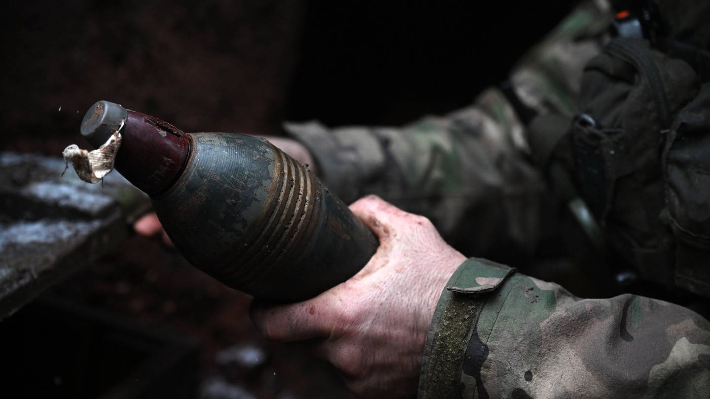 Ein Soldat der 200. motorisierten Schützenbrigade der russischen Nordflotte bereitet sich darauf vor, im Rahmen der russischen Militäroperation in der Ukraine an einem unbekannten Ort in Russland einen 82-mm-Mörser auf eine Stellung abzufeuern.