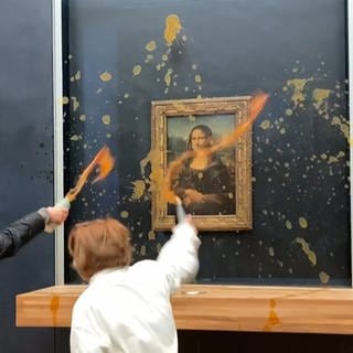 Klimaaktivistinnen von "Riposte Alimentaire" bewerfen Mona Lisa im Louvre mit Suppe