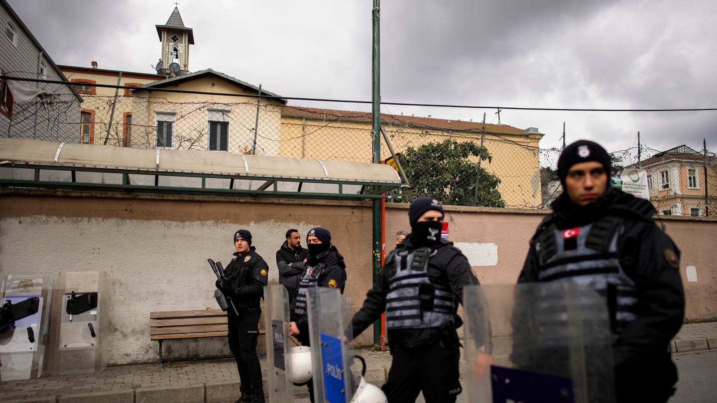 Türkische Polizisten stehen in einem abgesperrten Bereich vor der Santa-Maria-Kirche Wache.