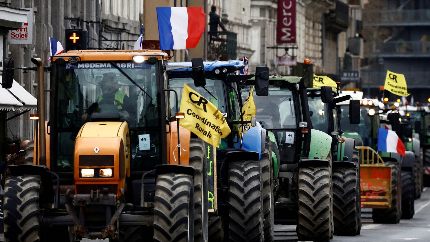 Traktoren fahren in Frankreich während eines Protests hintereinander.