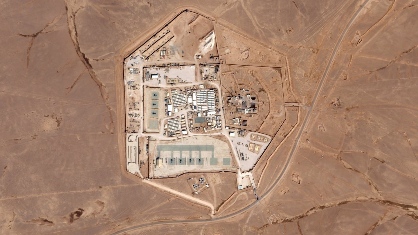 Dieses Foto vom 12. Oktober 2023 von Planet Labs PBC zeigt eine als Tower 22 bekannte Militärbasis im Nordosten Jordaniens. Drei US-Soldaten sind nach Angaben des Weißen Hauses in Jordanien in der Nähe der syrischen Grenze bei einem Drohnenangriff proiranischer Milizen getötet worden. Gut zwei Dutzend weitere Soldaten wurden demnach verletzt.