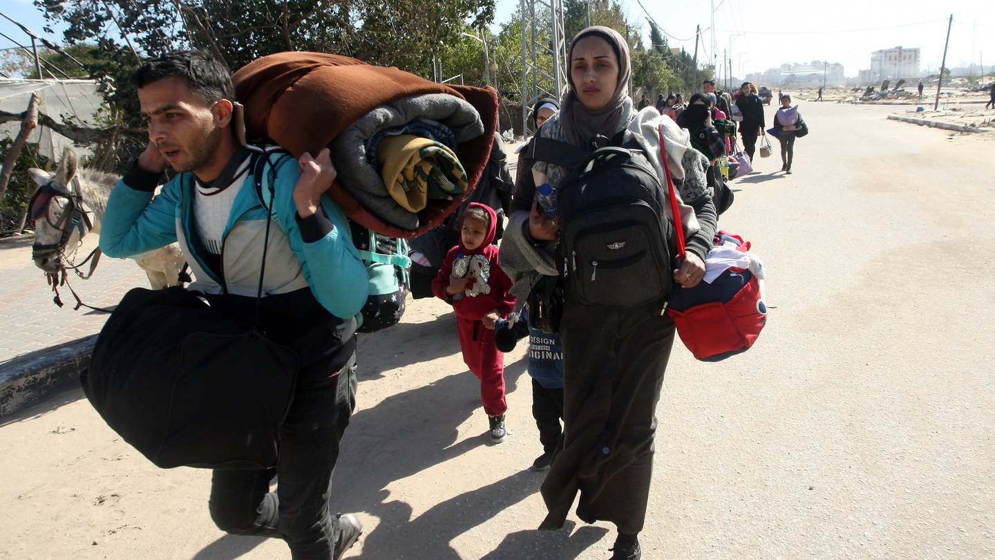 Palästinensische Familie auf dem Weg nach Rafah, um aus Gaza zu fliehen