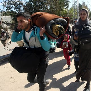 Palästinensische Familie auf dem Weg nach Rafah, um aus Gaza zu fliehen