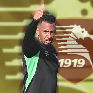 Jerome Boateng vor dem Logo seines neuen Vereins US Salernitana.