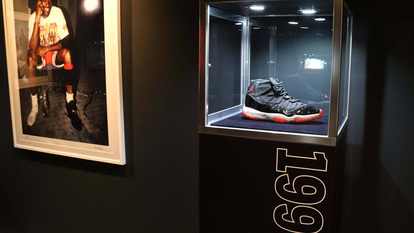Air Jordan: Sechs Schuhe mit denen Michael Jordan Basketballspiele gewann wurden für über 7 Millionen Euro vom Auktionshaus Sotheby's versteigert.
