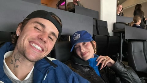 Justin und Hailey Bieber Selfie bei einem Eishockey-Spiel der Toronto Maple Leafs