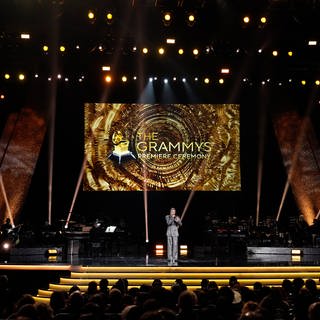 Moderator Justin Tranter auf der Bühne während der 66. jährlichen Grammy Awards. Ausgezeichnet wurden Miley Cyrus, Taylor Swift und Billie Eilish. Rapper Killer Mike wurde verhaftet.