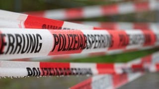 Absperrband der Polizei - In Bingen wurden zwei Schulen wegen einer Bombendrohung evakuiert