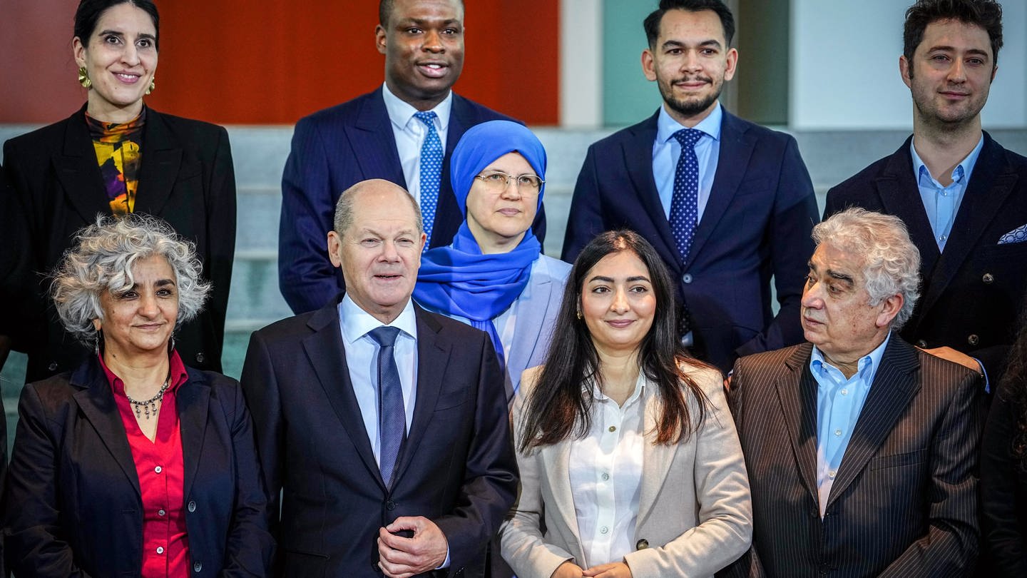 Bundeskanzler Olaf Scholz (SPD, erste Reihe, 2.v.l) und Reem Alabali-Radovan (2.v.r), Integrationsbeauftragte der Bundesregierung, nehmen am Treffen mit Vertreterinnen und Vertretern von Migrantenorganisationen sowie Netzwerken von Menschen mit Einwanderungsgeschichten teil.