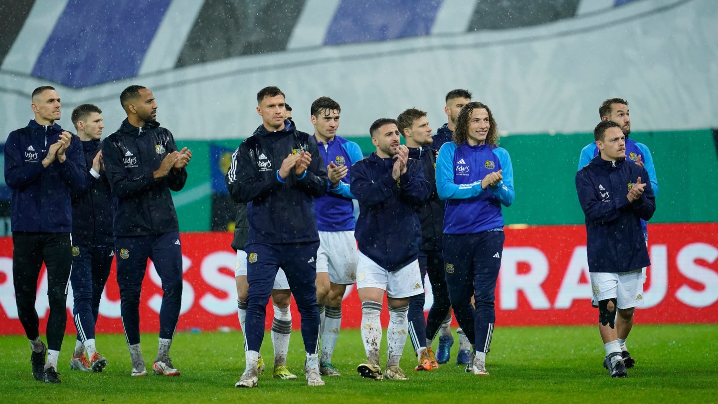 Die Spieler von Saarbrücken applaudieren auf dem Spielfeld. Das DFB-Pokal-Spiel zwischen Saarbrücken und Mönchengladbach ist abgesagt worden.