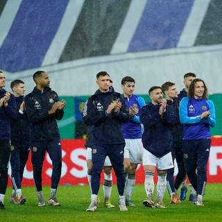 Die Spieler von Saarbrücken applaudieren auf dem Spielfeld. Das DFB-Pokal-Spiel zwischen Saarbrücken und Mönchengladbach ist abgesagt worden. 