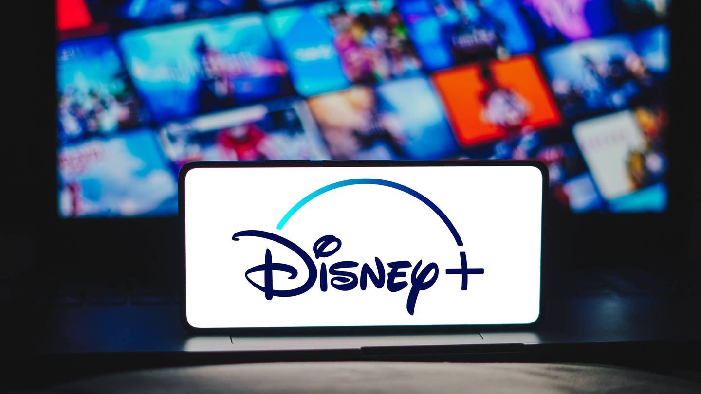 Die App Disney+ ist auf einem Handybildschirm - Ab Sommer soll man sich keinen Account mehr bei Disney+ teilen können, wenn man nicht zusammen wohnt.