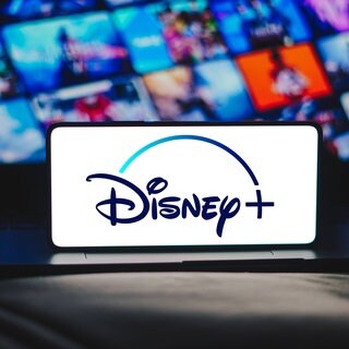 Die App Disney+ ist auf einem Handybildschirm - Ab Sommer soll man sich keinen Account mehr bei Disney+ teilen können, wenn man nicht zusammen wohnt.