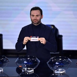 Fußball: Nations League A, Auslosung - Gruppenphase in Paris: Juan Mata, Spieler von Spanien, zeigt den Zettel von Deutschland.