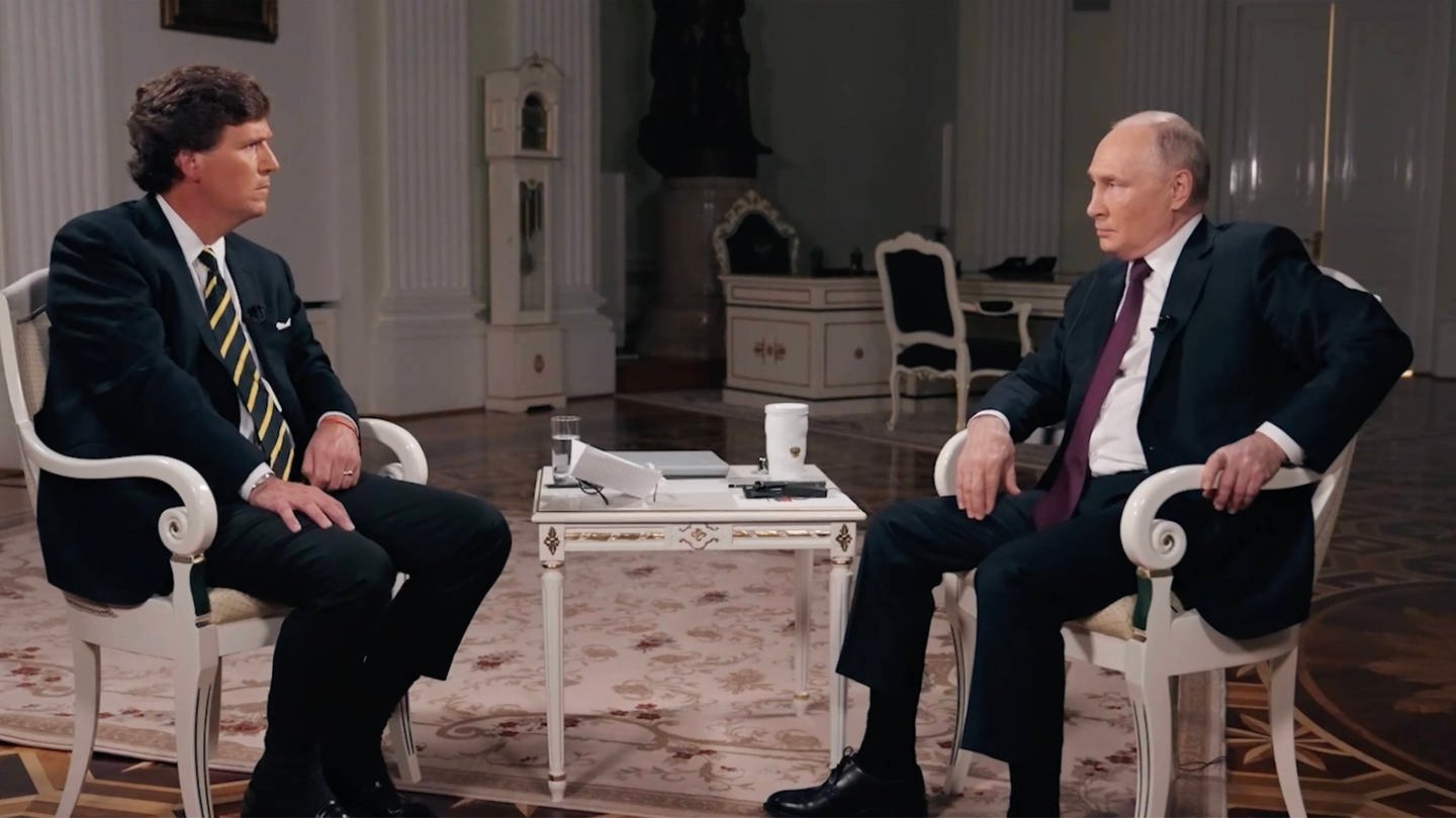 Russland Präsident Wladimir Putin im Interview mit dem ultrakonservativen US-Moderator Tucker Carlson.