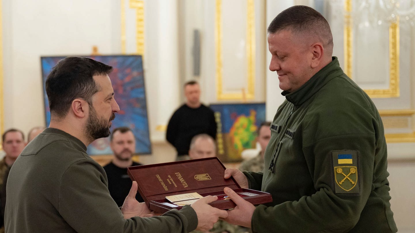 Auf diesem vom Pressebüro des ukrainischen Präsidenten via AP zur Verfügung gestellten Foto verleiht Wolodymyr Selenskyj (l), Präsident der Ukraine, Walerij Saluschnyj, dem ehemaligen Oberbefehlshaber der ukrainischen Streitkräfte, den Titel Held der Ukraine.