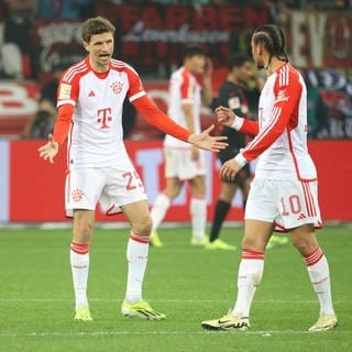 Thomas Müller spricht mit Leroy Sane während des Spiels Bayer Leverkusen - Bayern München.