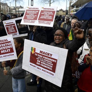 In der französischen Stadt Rennes demonstrieren Menschen gegen die Verschiebung der Wahl im Senegal. Bei Protesten im Senegal gab es Tote.