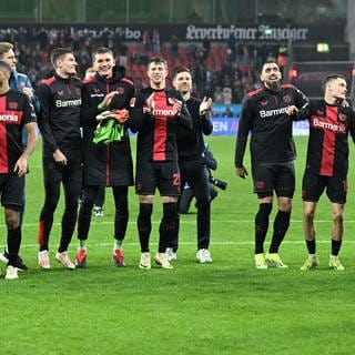 Nach dem Spiel gegen den FC Bayern München feiern die Spieler von Bayer Leverkusen und bedanken sich nach der Partie bei den Fans in der BayArena. 