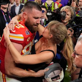 Taylor Swift küsst Kansas City Chiefs Tight End Travis Kelce nach dem Sieg im Super Bowl. Die Chiefs gewannen 25-22.