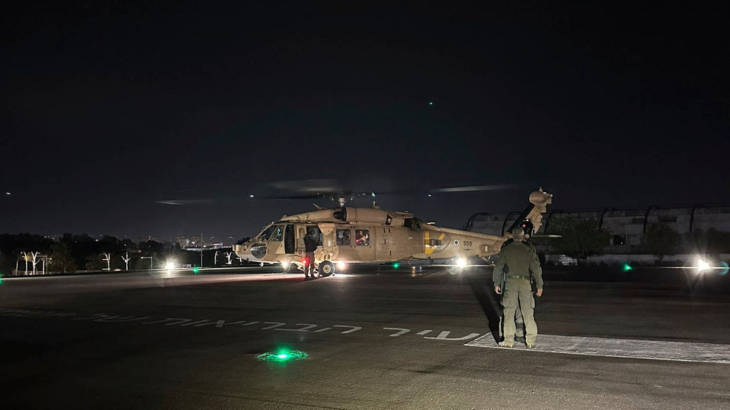 Dieses vom israelischen Militär zur Verfügung gestellte Bild zeigt einen Hubschrauber der israelischen Luftwaffe mit zwei befreiten Geiseln. Sie sollen in der Stadt Rafah befreit worden sein.