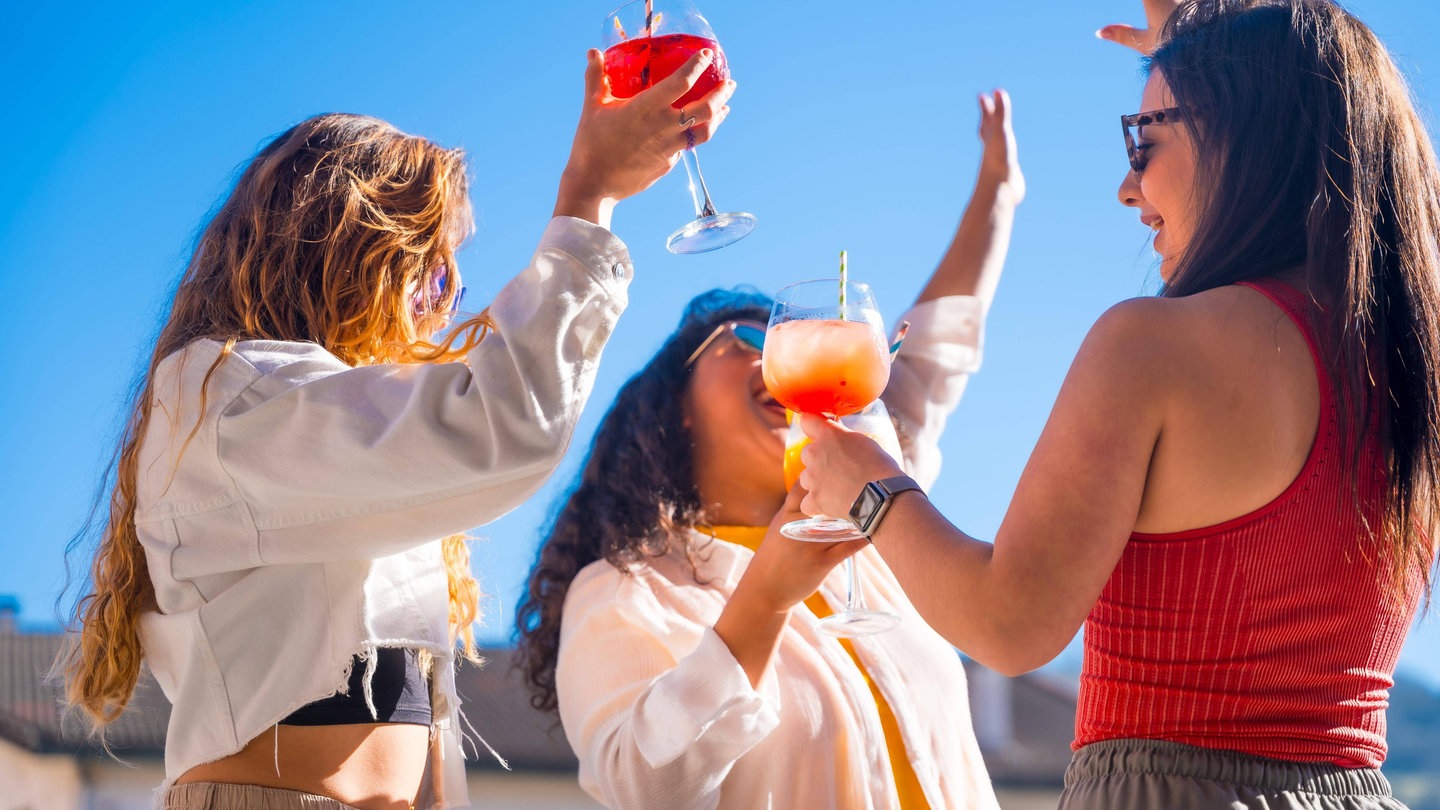 Frauen haben Drinks in der Hand