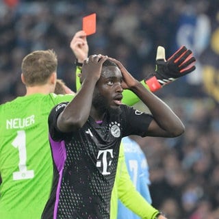 Bayern München vs- Lazio Rom: Dayot Upamecano bekommt eine Rote Karte im CL-Spiel. Danach wird er rassistisch beleidigt.