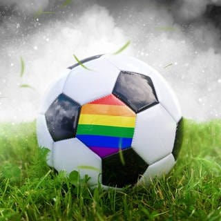 Symbolbild Ball mit Regenbogenflagge