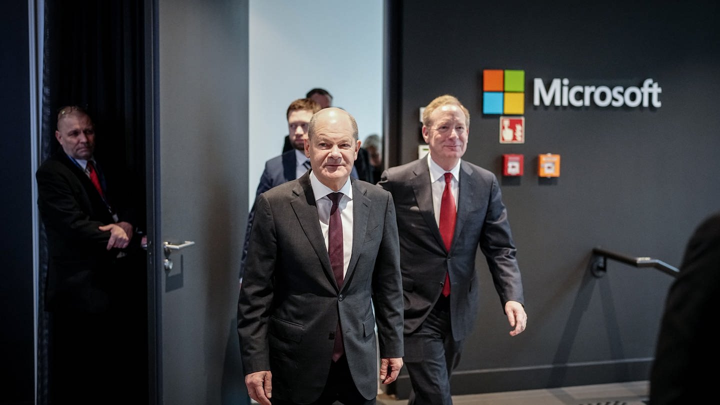 Olaf Scholz und Brad Smith kommen zur Pressekonferenz der Microsoft Deutschland GmbH zu den Investitionen des Konzerns im KI-Bereich in Deutschland.