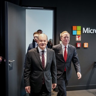 Olaf Scholz und Brad Smith kommen zur Pressekonferenz der Microsoft Deutschland GmbH zu den Investitionen des Konzerns im KI-Bereich in Deutschland.