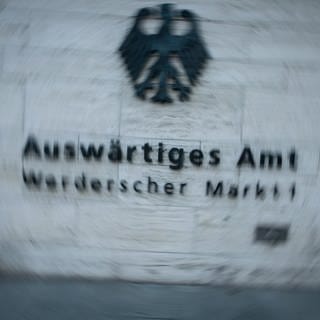 Berlin: Auswärtiges Amt ist am Eingang der Behörde zu lesen.