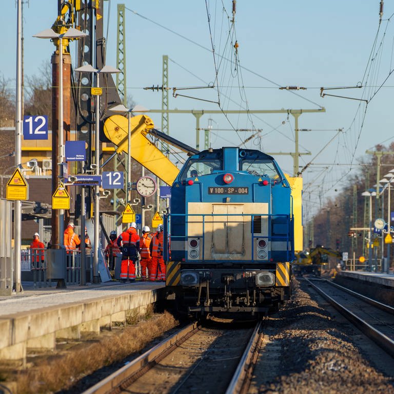 Ein Bauzug steht auf einem gesperrten Streckenabschnitt am Bahnhof Walldorf.