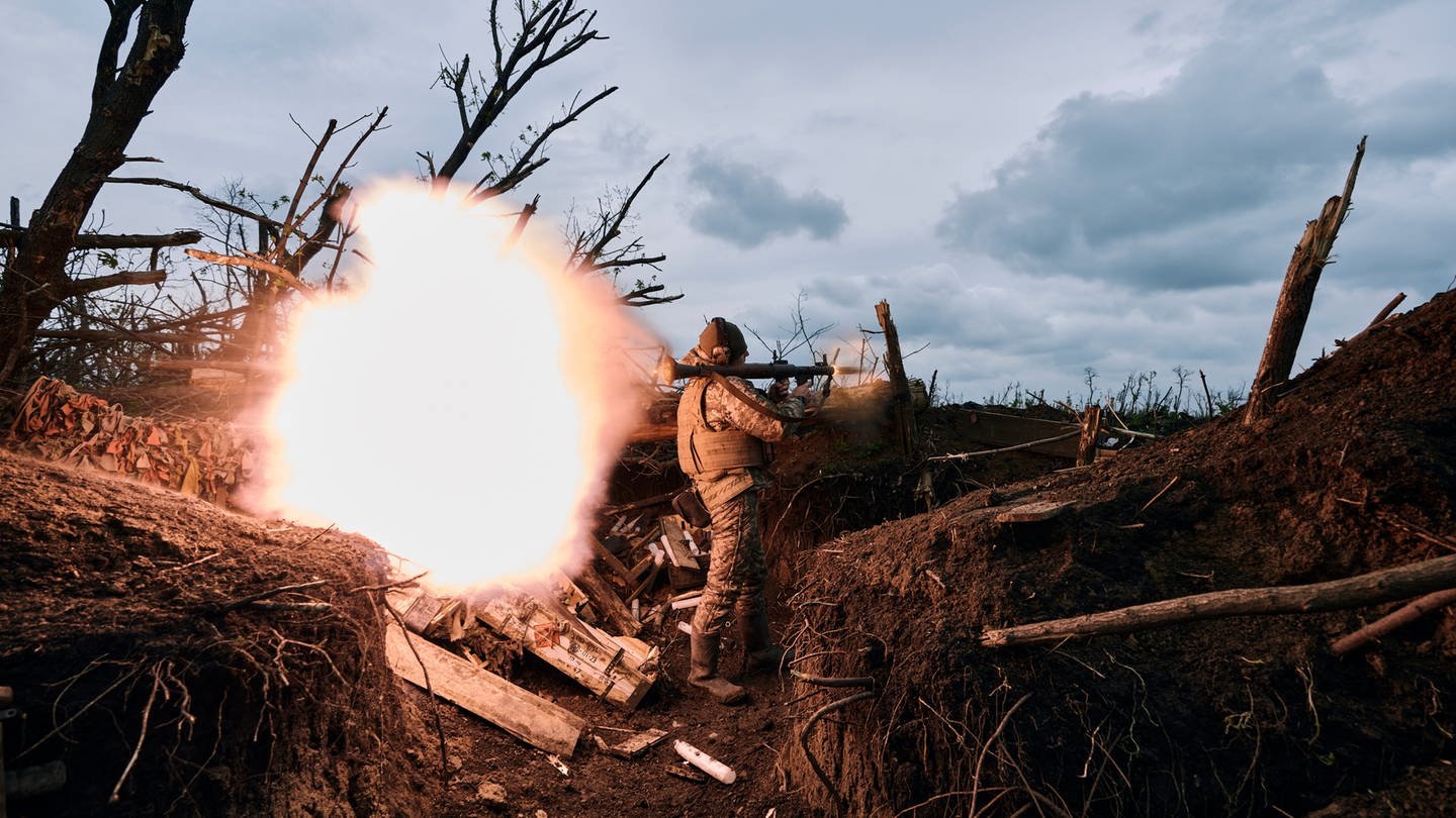 Ein ukrainischer Soldat feuert eine Panzerfaust auf russische Stellungen an der Frontlinie in der Nähe von Awdijiwka in der Region Donezk ab.