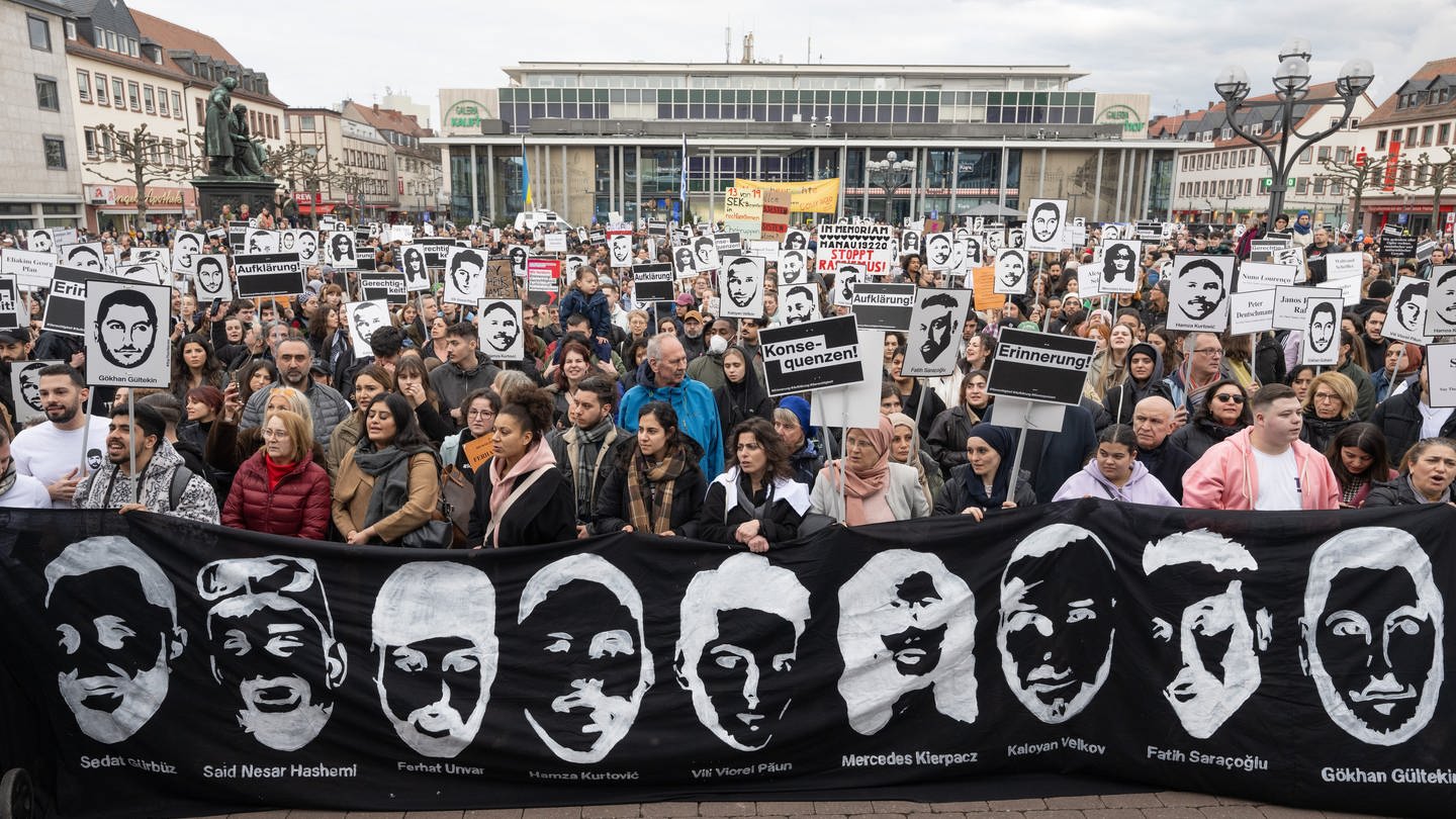 Mehrere tausend Menschen versammeln sich nach einem Gedenkmarsch anlässlich des vierten Jahrestages des rassistische Anschlags von Hanau auf dem Marktplatz in der Innenstadt.