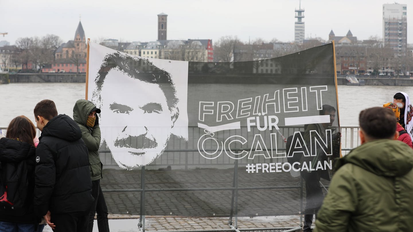 Demonstrierende halten ein Plakat «Freiheit für Öcalan». Sie fordern unter anderem die Freilassung des inhaftierten Führers der Arbeiterpartei Kurdistans (PKK), Öcalan.