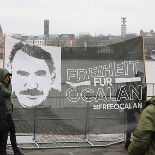 Demonstrierende halten ein Plakat «Freiheit für Öcalan». Sie fordern unter anderem die Freilassung des inhaftierten Führers der Arbeiterpartei Kurdistans (PKK), Öcalan.