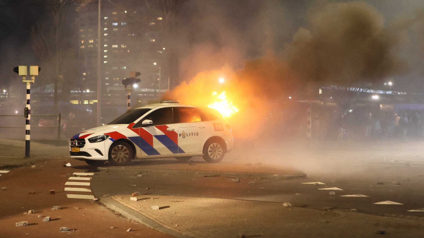 Ein brennendes Polizeiauto vor dem Opernhaus am Fruitweg. Die Polizei greift in eine Konfrontation zwischen zwei Eritreergruppen ein, nachdem es nach einem Treffen im Konferenzzentrum zu Unruhen kam.