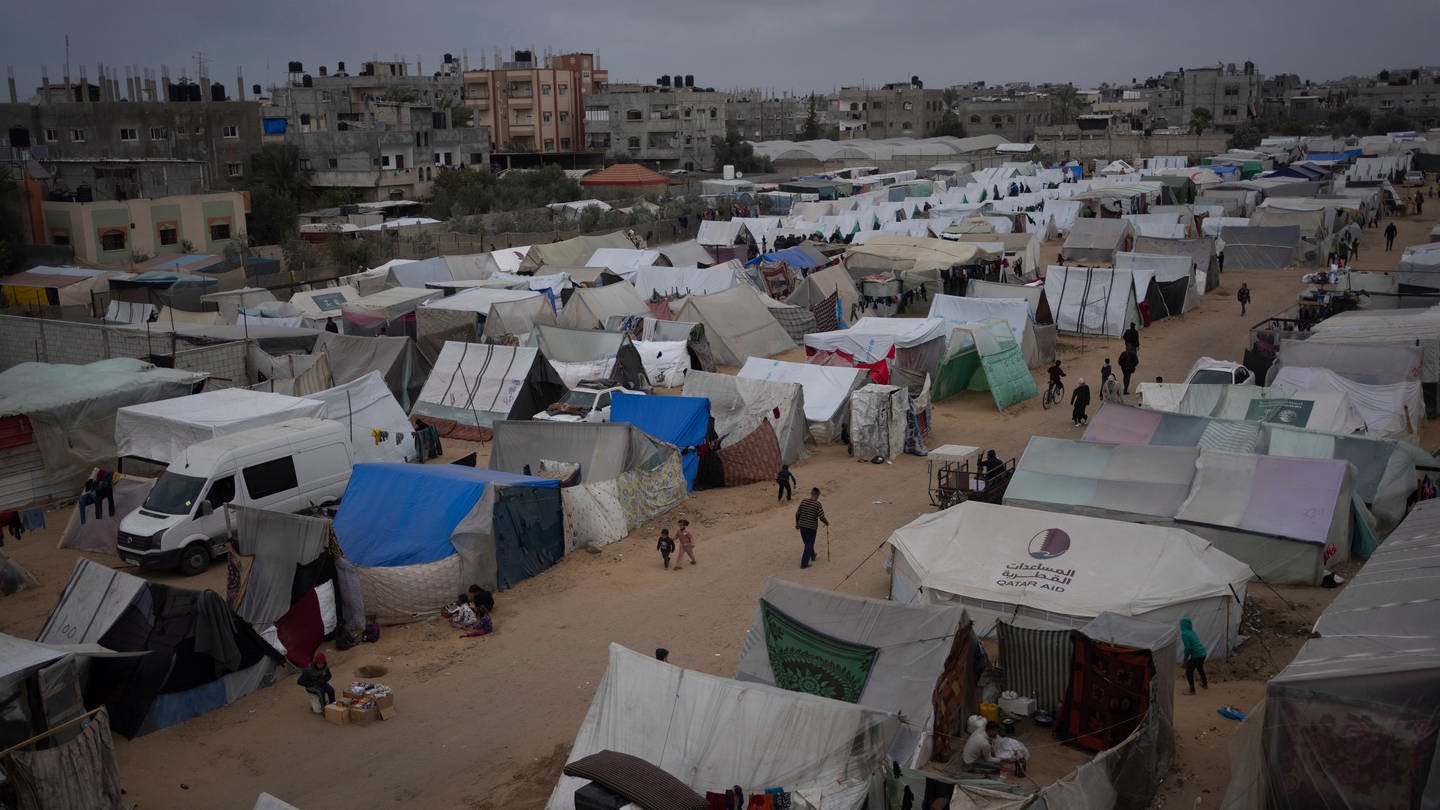 Zelte von geflüchteten Palästinensern in Rafah. Viele sind in die Stadt geflohen. Israel plant eine Offensive. Sie soll möhlicherweise zu Beginn des Ramadan starten.