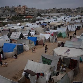 Zelte von geflüchteten Palästinensern in Rafah. Viele sind in die Stadt geflohen. Israel plant eine Offensive. Sie soll möhlicherweise zu Beginn des Ramadan starten.