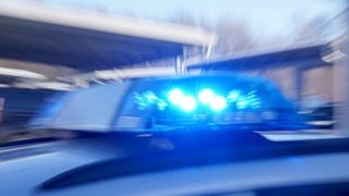 Eine Verfolgungsjagd über die Autobahn im Kreis Mayen-Koblenz hat zu zwei Festnahmen geführt. In dem Wagen habe die Polizei in der Nacht zum Montag Wertgegenstände gefunden, die auf eine Straftat hindeuten, teilte die Polizei in Koblenz mit.