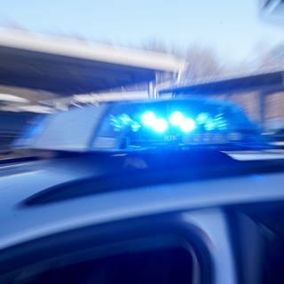 Eine Verfolgungsjagd über die Autobahn im Kreis Mayen-Koblenz hat zu zwei Festnahmen geführt. In dem Wagen habe die Polizei in der Nacht zum Montag Wertgegenstände gefunden, die auf eine Straftat hindeuten, teilte die Polizei in Koblenz mit.