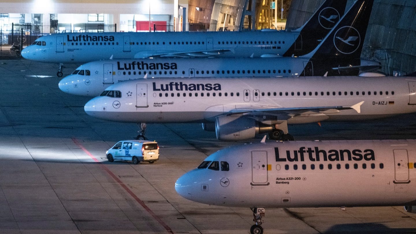 Viele Flugzeuge der Lufthansa stehen seit Dienstagmorgen still. Die Gewerkschaft Verdi hat zum Streik aufgerufen.