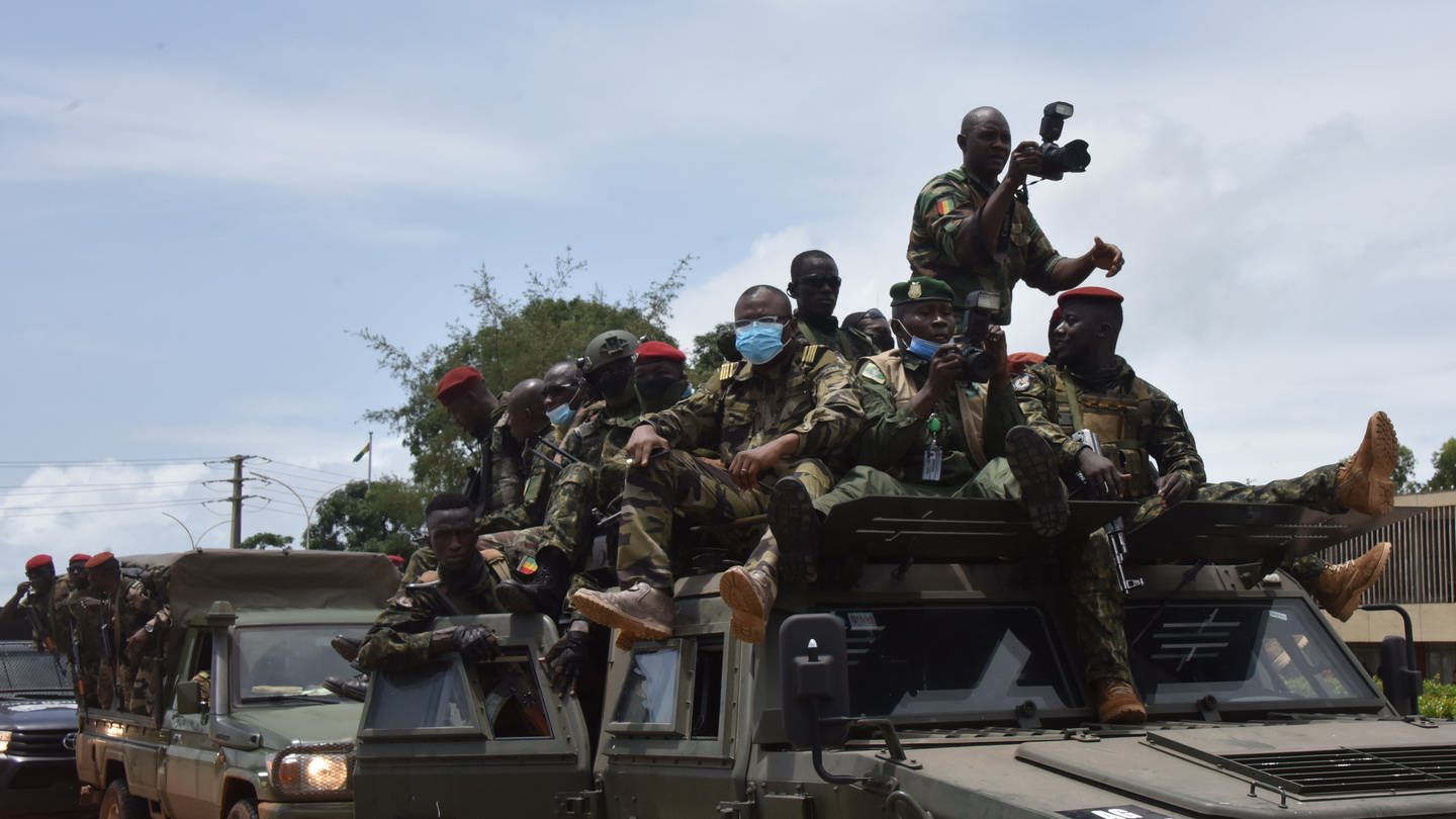 Mitglieder der guineischen Spezialeinheiten patrouillieren vor dem Palast des Volkes in Conakry.