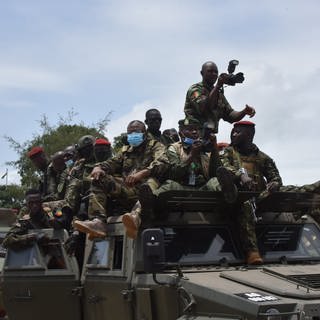 Mitglieder der guineischen Spezialeinheiten patrouillieren vor dem Palast des Volkes in Conakry.