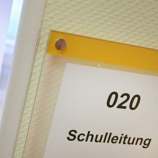 «Schulleitung» steht auf einem Schild an der Bürotür.