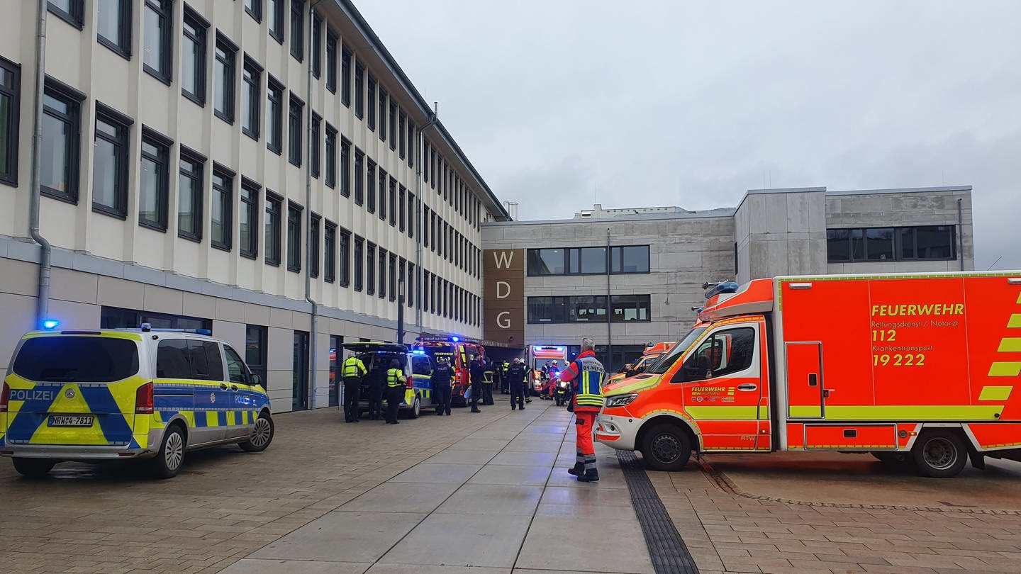 Polizeiaustos und Krankenwagen sind an einer Schule im Einsatz. In Wuppertal sind an einer Schule mehrere Schüler verletzt worden. Ein Verdächtiger sei festgenommen worden, sagte ein Polizeisprecher in Düsseldorf. Die Polizei sei mit starken Kräften vor Ort.