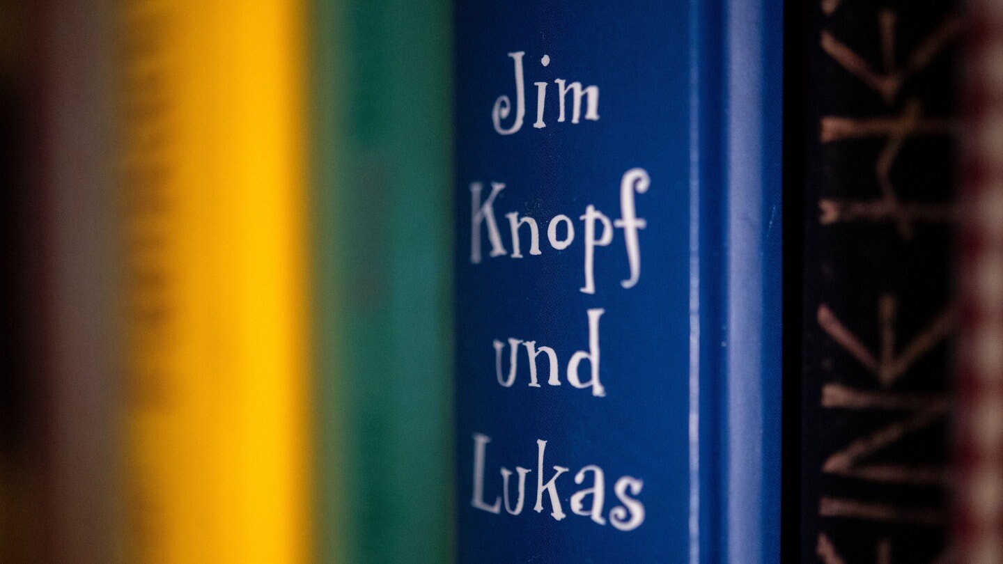 Das Kinderbuch «Jim Knopf und Lukas der Lokomotivführer» des Autors Michael Ende steht in einem Bücherregal.