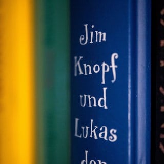 Das Kinderbuch «Jim Knopf und Lukas der Lokomotivführer» des Autors Michael Ende steht in einem Bücherregal. 